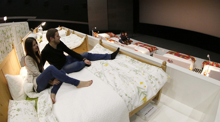 家具零售商改造“床上影院” 让观众躺着看电影